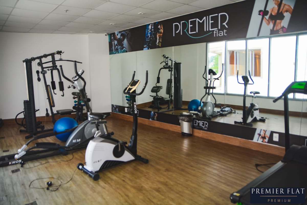 Academia equipada com bicicleta ergométrica, esteira e aparelhos de musculação