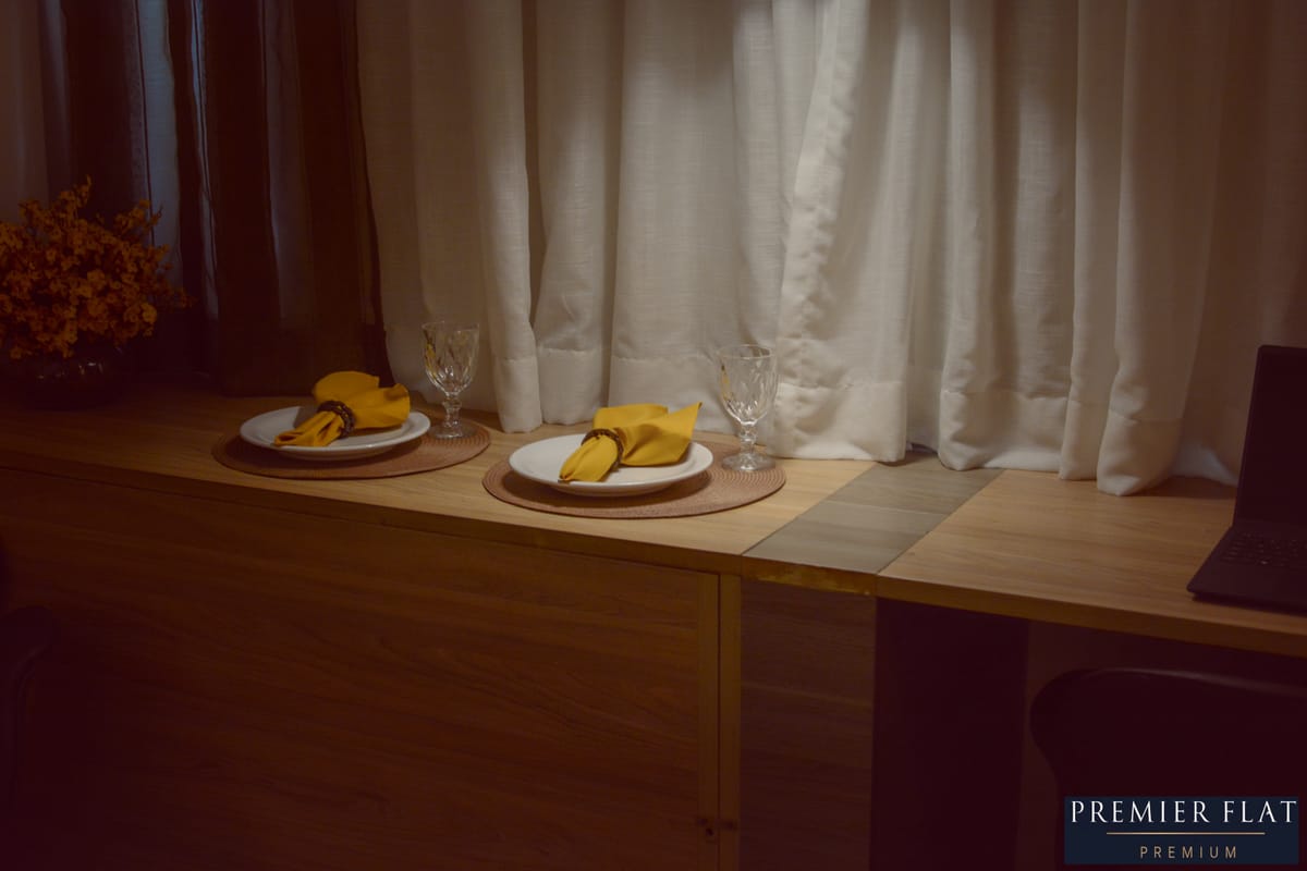 Balcão com jantar íntimo para dois preparado no flat