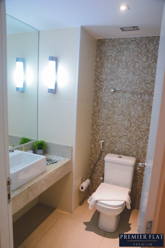 Banheiro privativo com acabamento moderno