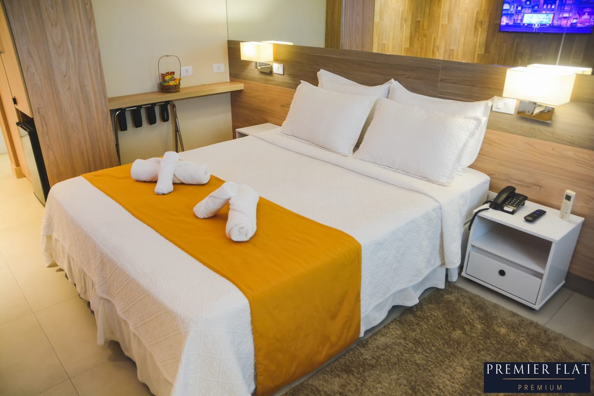 Cama de casal confortável com colchão de alto padrão e mesa de trabalho