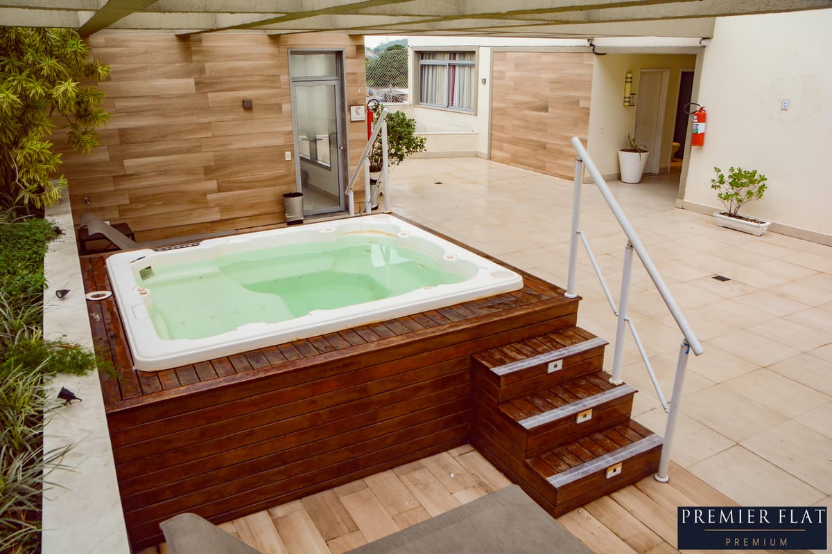 Área da jacuzzi com iluminação e ambiente relaxante