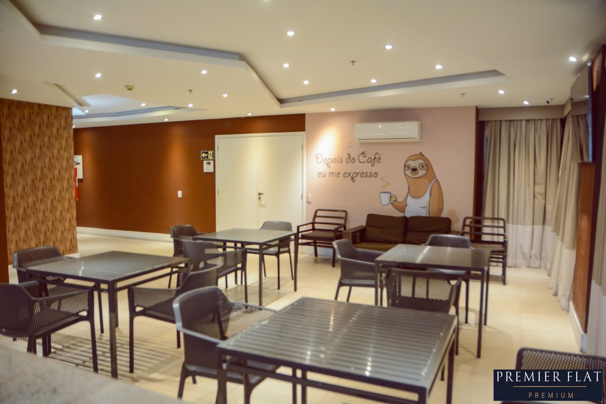 Área de lazer infantil com escorregador e balanços