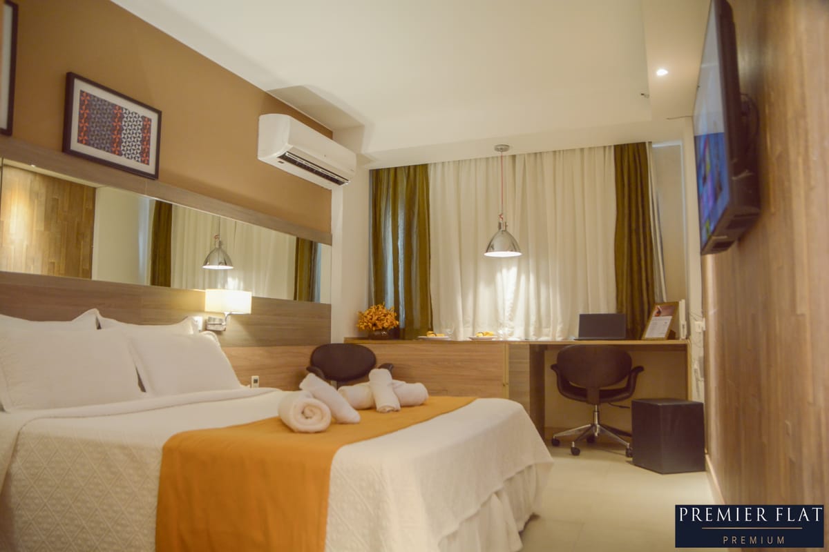 Quarto com vista, decoração moderna e iluminação aconchegante