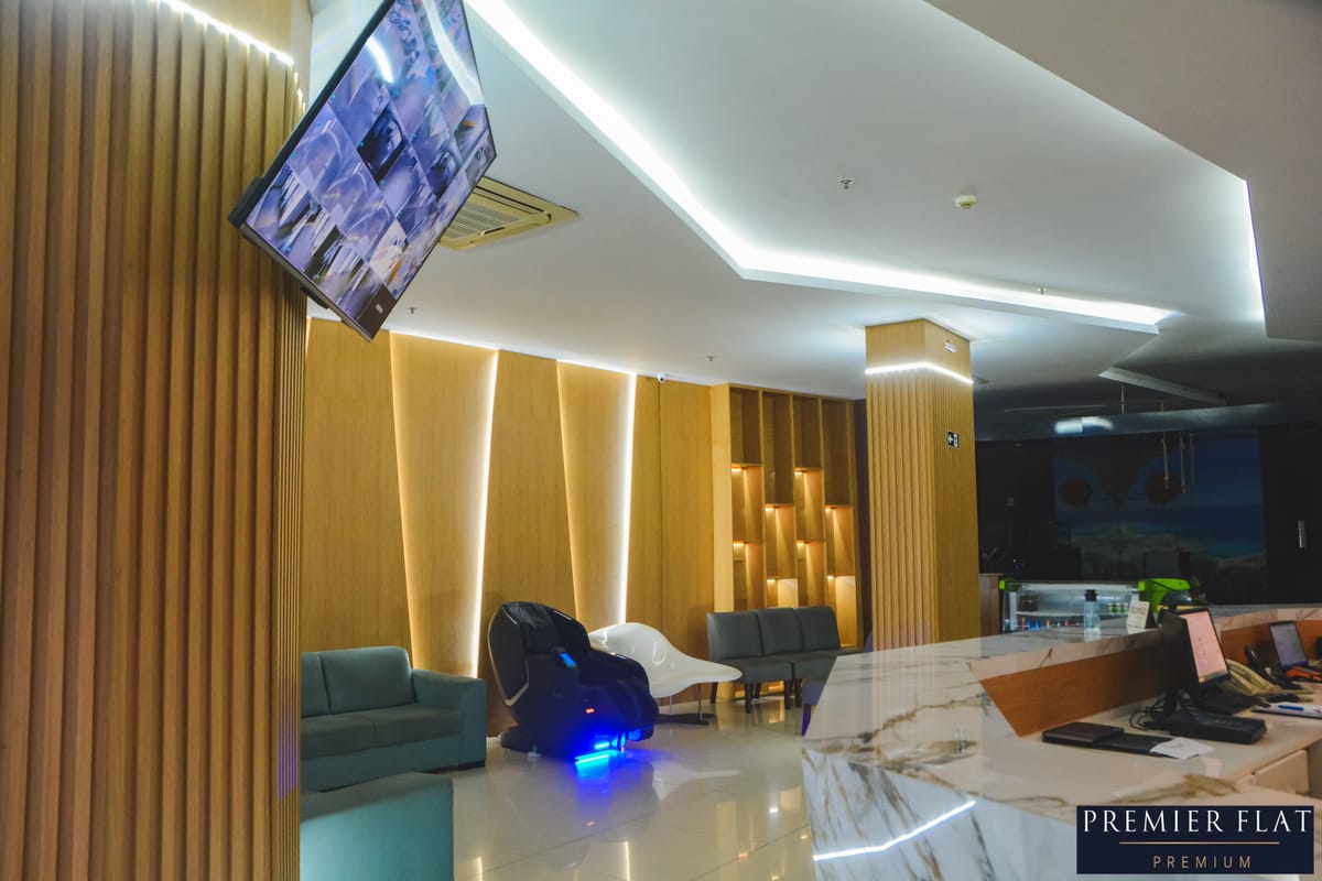 Lobby do Premier Flat com sofás e decoração contemporânea