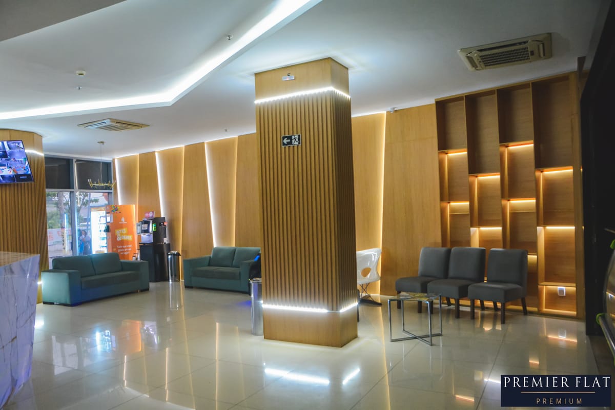 Recepção moderna com painéis de madeira e iluminação LED