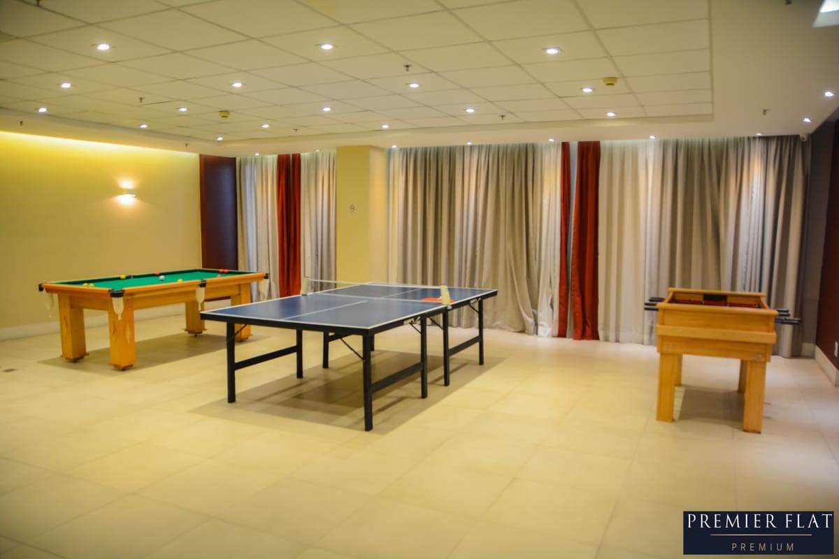 Sala de jogos ampla com mesa de ping pong e pebolim