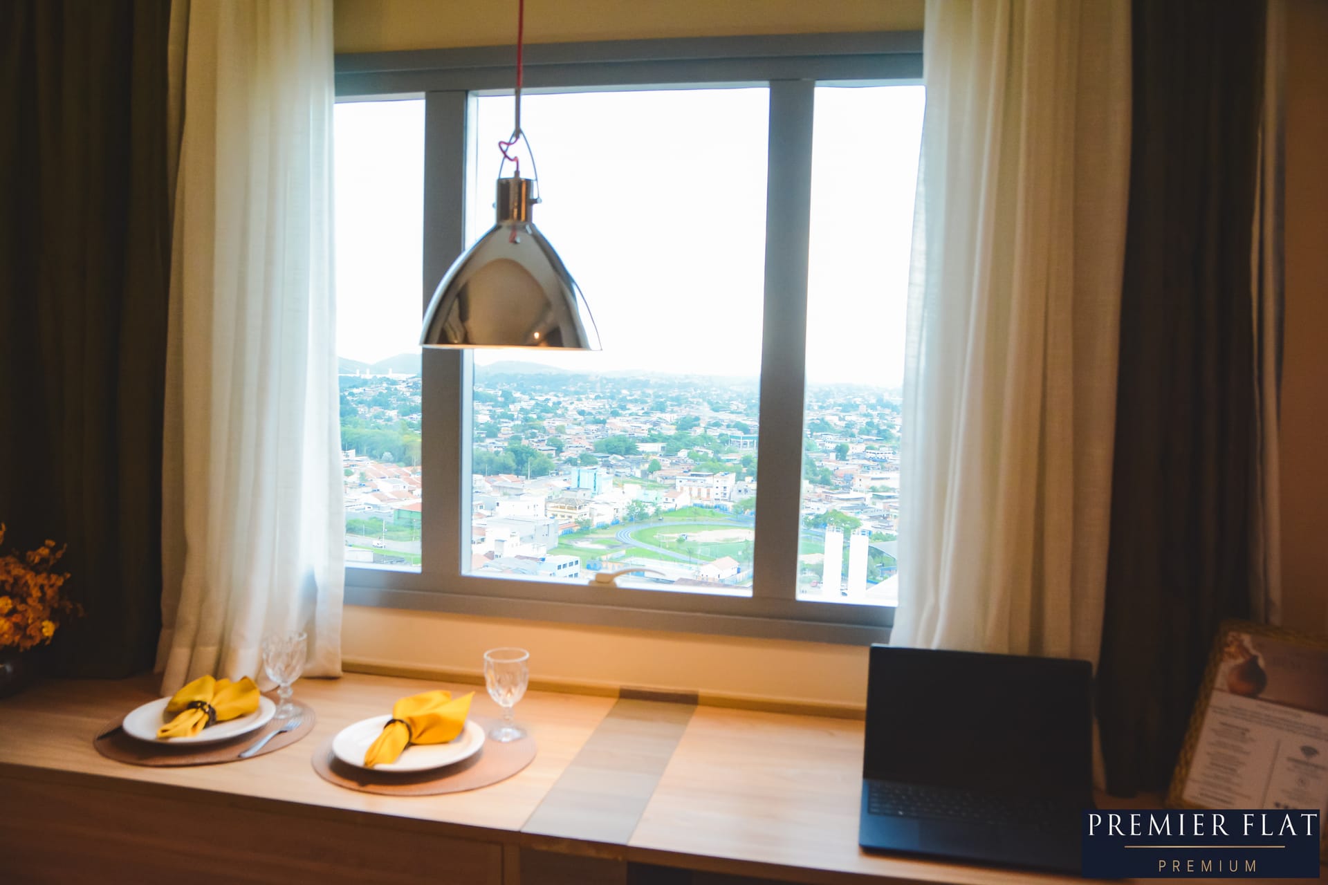 Vista panorâmica da cidade de Queimados com notebook e café da manhã